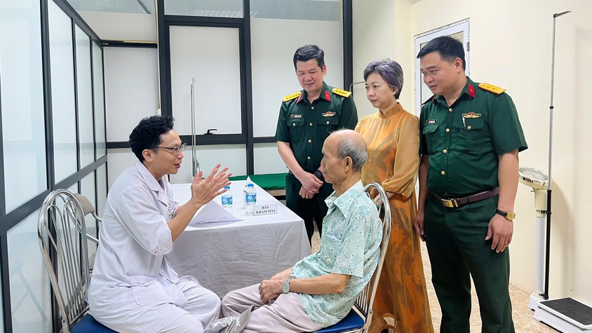 UBND PHƯỜNG PHƯƠNG LIỆT PHỐI HỢP TỔ CHỨC CHƯƠNG TRÌNH KHÁM BỆNH, CẤP THUỐC MIỄN PHÍ VÀ TẶNG QUÀ CHO CÁC GIA ĐÌNH CHÍNH SÁCH, NGƯỜI CÓ CÔNG