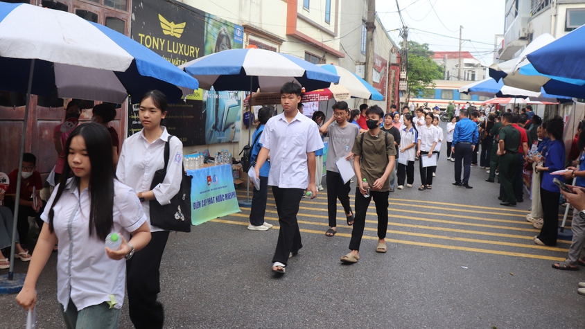 Ngày đầu kỳ thi tuyển sinh vào lớp 10 tại điểm thi Trường THPT Phú Xuyên A diễn ra an toàn, đúng quy chế