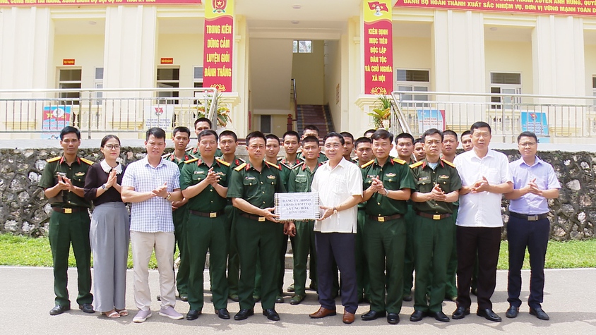 LÃNH ĐẠO XÃ ỨNG HÒA THĂM, ĐỘNG VIÊN TÂN BINH TẠI CÁC ĐƠN VỊ HUẤN LUYỆN.