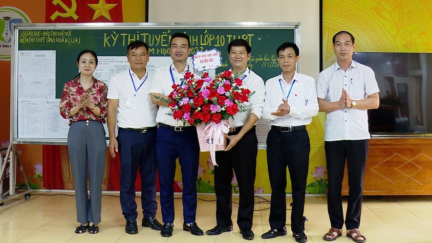 Lãnh đạo UBND xã Ứng Hòa thăm, động viên Hội đồng coi thi tuyển sinh lớp 10 THPT năm học 2026 – 2027
