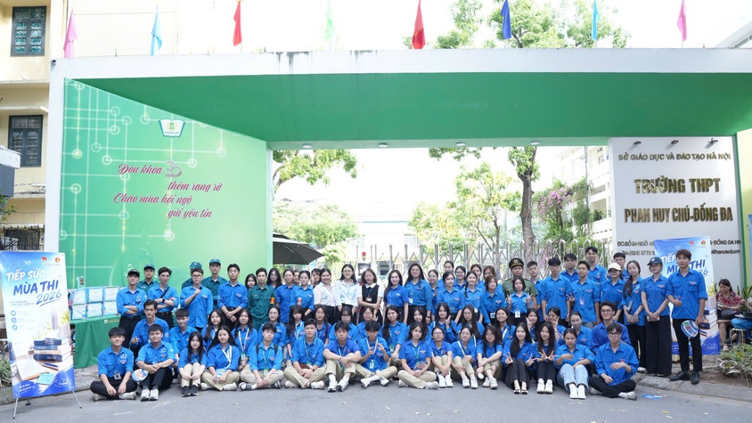 HỌC SINH HÀ NỘI BƯỚC VÀO NGÀY THI ĐẦU TIÊN KỲ THI TUYỂN SINH LỚP 10