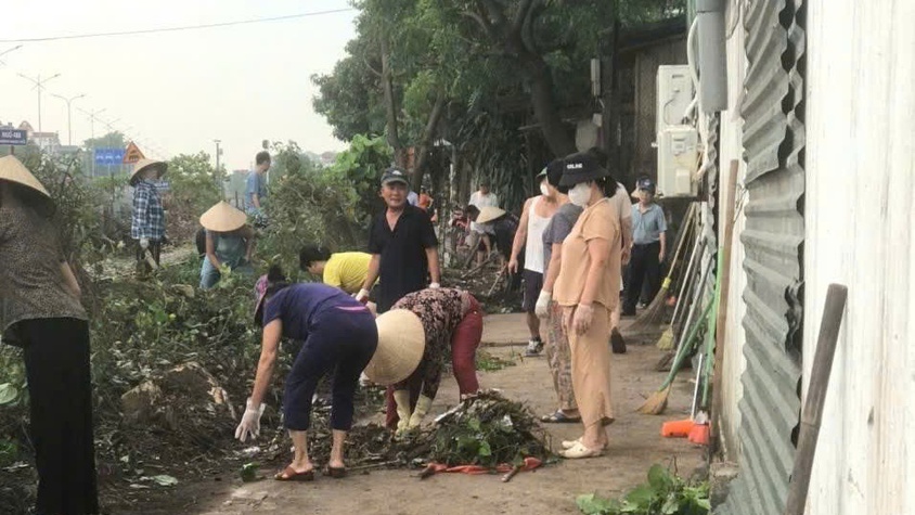 Phụ nữ thôn 1 Vĩnh Quỳnh tích cực tham gia vệ sinh môi trường, chỉnh trang cảnh quan