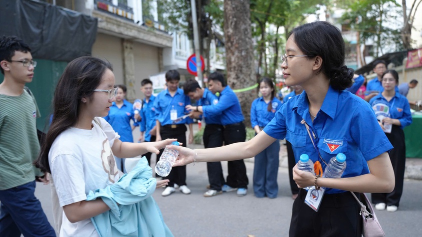 Các thí sinh bước vào môn thi cuối của kỳ thi lớp 10 THPT năm 2026