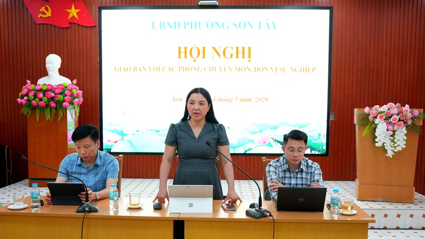 SƠN TÂY HỌP GIAO BAN THƯỜNG TRỰC UBND PHƯỜNG VỚI CÁC PHÒNG CHUYÊN MÔN, ĐƠN VỊ TRỰC THUỘC