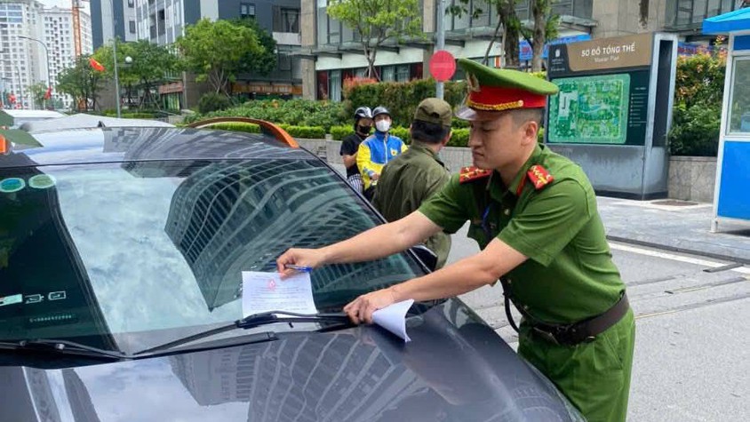 TĂNG CƯỜNG NHẮC NHỞ, XỬ LÝ VI PHẠM DỪNG, ĐỖ XE TẠI KHU ĐÔ THỊ 