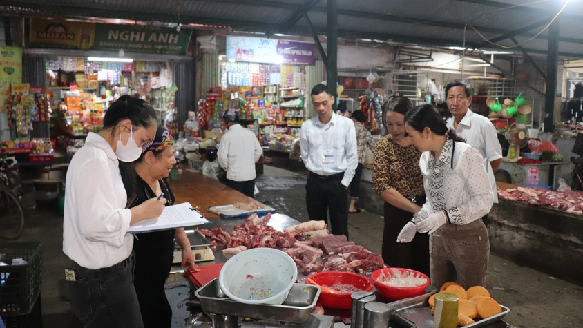 Phú Xuyên đẩy mạnh kiểm tra, nâng cao ý thức an toàn thực phẩm cho tiểu thương