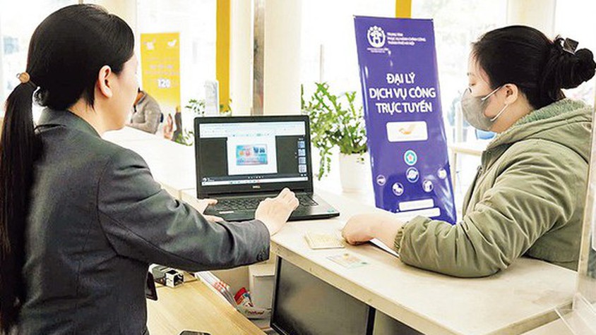 Hướng dẫn người dân làm thủ tục 