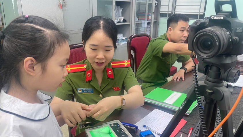 Công an phường Cầu Giấy đẩy mạnh cấp Căn cước và tài khoản định danh điện tử mức 2 cho học sinh trên địa bàn