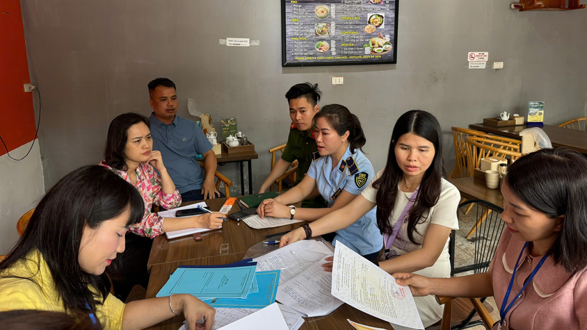 Kiểm tra đột xuất công tác đảm bảo an toàn thực phẩm tại các cơ sở kinh doanh dịch vụ ăn uống.