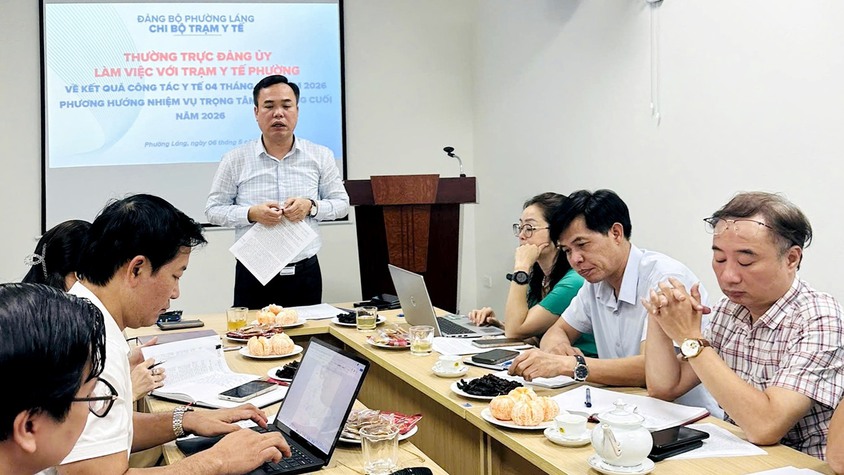 THƯỜNG TRỰC ĐẢNG ỦY PHƯỜNG LÀM VIỆC VỚI CẤP ỦY CHI BỘ, BAN GIÁM ĐỐC TRẠM Y TẾ PHƯỜNG LÁNG