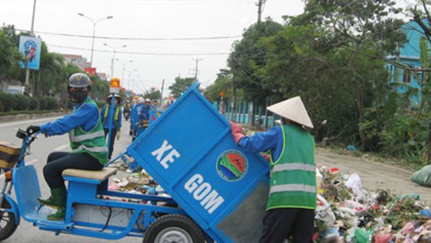 Phường Sơn Tây triển khai phương án thu gom rác thải sinh hoạt theo giờ