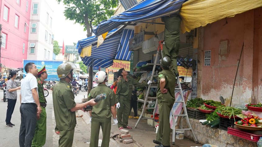 SƠN TÂY RA QUÂN XỬ LÝ VI PHẠM TRẬT TỰ ĐÔ THỊ TẠI CÁC TUYẾN PHỐ PHẠM HỒNG THÁI, LÊ QUÝ ĐÔN, HOÀNG DIỆU VÀ KHU VỰC CHỢ NGHỆ, CHỢ NÔNG SẢN SƠN TÂY