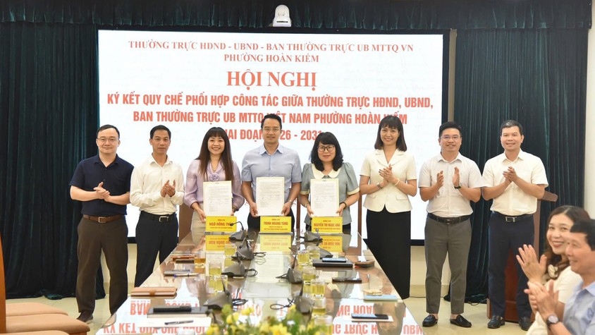 Thường trực HĐND - UBND - Ban Thường trực Ủy ban MTTQ Việt Nam phường Hoàn Kiếm ký kết chương trình phối hợp công tác 