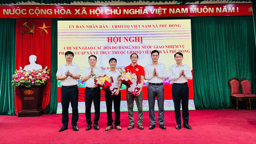 Hội nghị công bố Quyết định về việc chuyển giao các hội do Đảng, Nhà nước giao nhiệm vụ về trực thuộc Ủy ban MTTQ Việt Nam xã Phù Đổng.