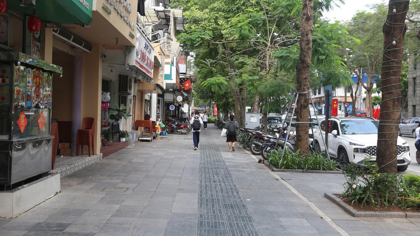Vỉa hè Hà Nội thông thoáng, hộ kinh doanh mong sớm có cơ chế thuê