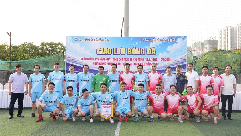 Sôi nổi giao lưu bóng đá giữa UBND xã Bát Tràng và UBND xã Phù Đổng