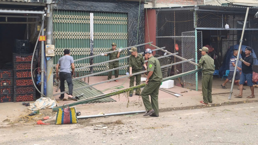 NGÀY 9/5: PHƯỜNG SƠN TÂY TIẾP TỤC RA QUÂN XỬ LÝ NGHIÊM VI PHẠM TRẬT TỰ ĐÔ THỊ TẠI NHIỀU TUYẾN PHỐ TRÊN ĐỊA BÀN