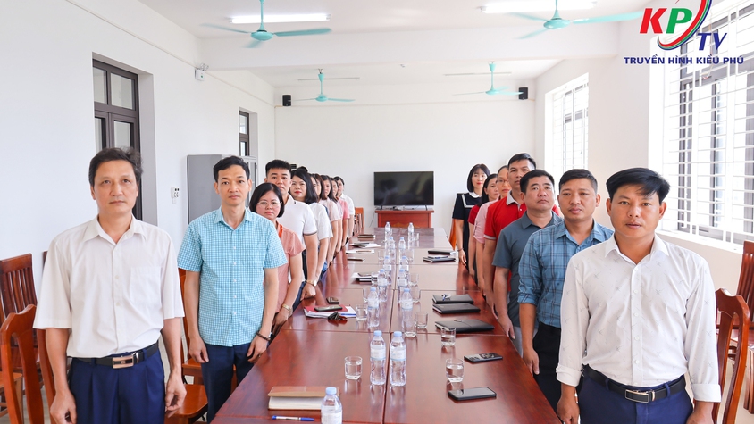 Cán bộ, viên chức Trung tâm dịch vụ tổng hợp xã Kiều Phú tổ chức Lễ chào cờ đầu tháng