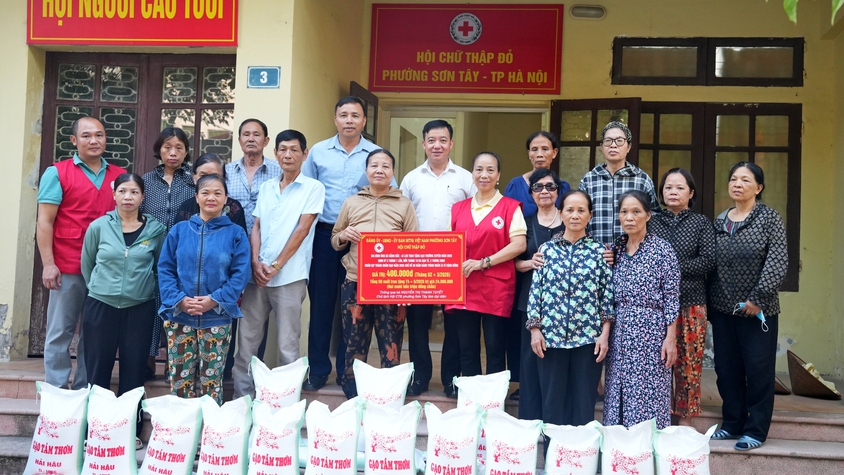 HỘI CHỮ THẬP ĐỎ PHƯỜNG SƠN TÂY TRAO GẠO THƯỜNG XUYÊN CHO 60 HỘ DÂN CÓ HOÀN CẢNH KHÓ KHĂN