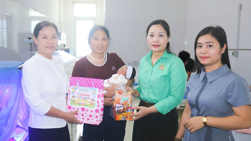 HỘI NÔNG DÂN XÃ QUỐC OAI VÀ TRƯỜNG TIỂU HỌC THẠCH THÁN THĂM, TẶNG QUÀ THIẾU NHI ĐANG ĐIỀU TRỊ TẠI BỆNH VIỆN ĐA KHOA QUỐC OAI NHÂN DỊP TẾT THIẾU NHI 1/6
