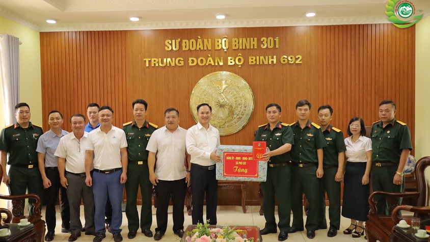 ĐOÀN CÔNG TÁC XÃ PHÚ CÁT THĂM, ĐỘNG VIÊN CHIẾN SĨ MỚI TẠI TRUNG ĐOÀN 692