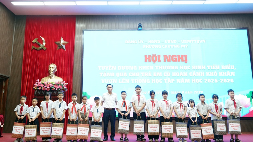 Phường Chương Mỹ tuyên dương học sinh tiêu biểu và tặng quà trẻ em có hoàn cảnh khó khăn vươn lên trong học tập năm học 2025 - 2026