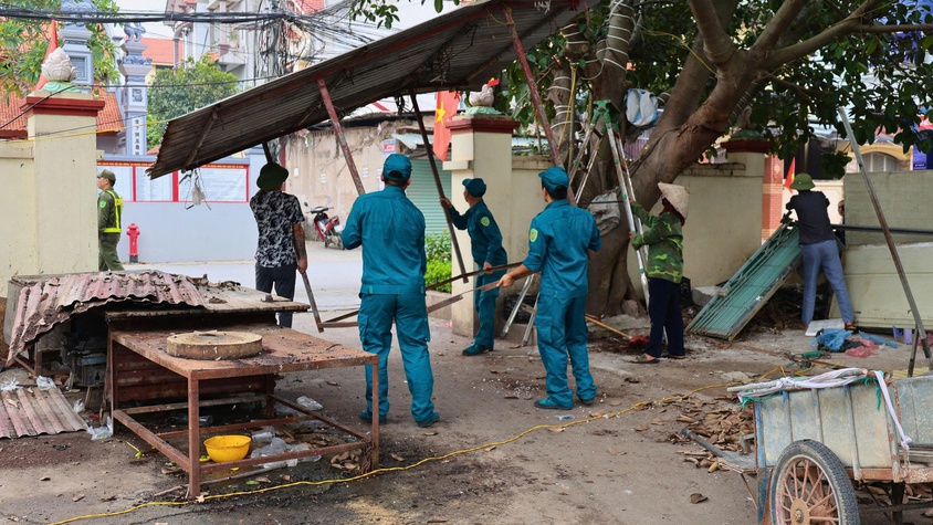 Xã Tiến Thắng kiên quyết giải tỏa, di dời các gian hàng kinh doanh vi phạm tại sân Đình thôn Văn Lôi