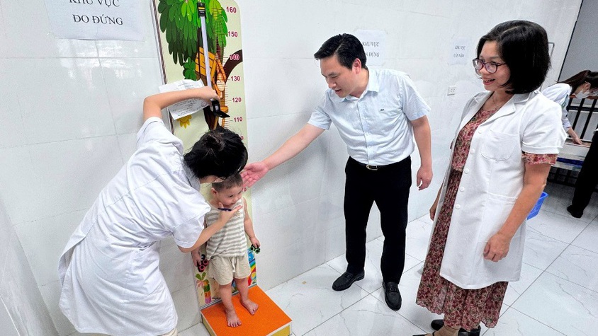 Gần 3.000 trẻ em phường Nghĩa Đô được uống vitamin A      và cân đo trong sáng ngày 01/6