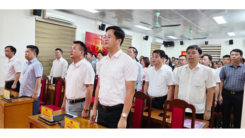 Hát Môn chào cờ đầu tháng đánh giá kết quả thực tháng 5; triển khai nhiệm vụ trọng tâm tháng 6/2026 và tiếp tục duy trì, lan tỏa cuộc thi” Tôi kể về tôi” trong học tập và làm theo tư tưởng, đạo đức, phong cách Hồ Chí Minh.