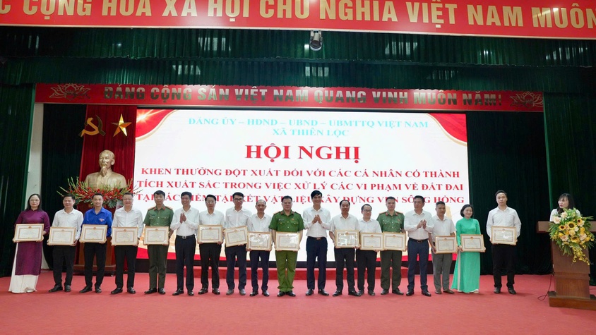 15 cá nhân có thành tích xuất sắc trong công tác xử lý vi phạm đất đai tại các điểm tập kết vật liệu xây dựng ven sông Hồng thuộc thôn Đại Độ được UBND xã Thiên Lộc khen thưởng đột xuất