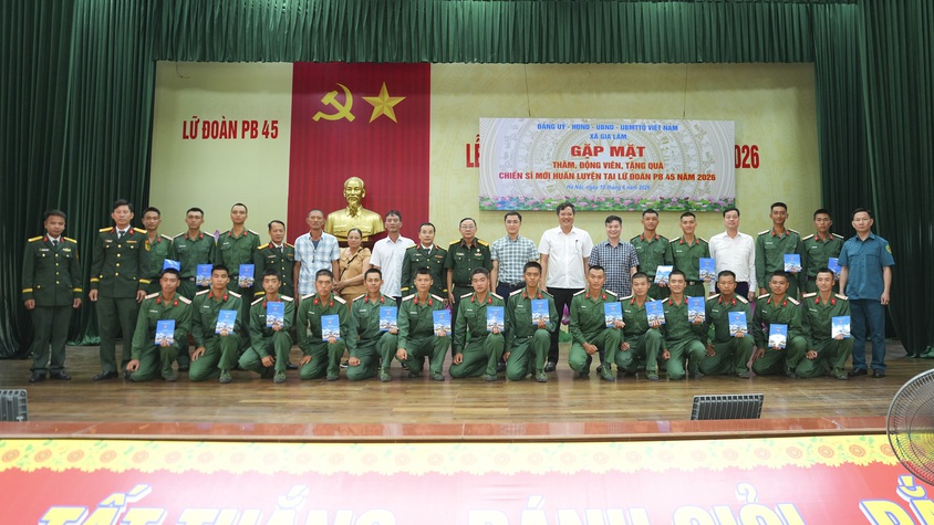 Xã Gia Lâm thăm, động viên chiến sĩ mới tại Lữ đoàn Pháo binh 45