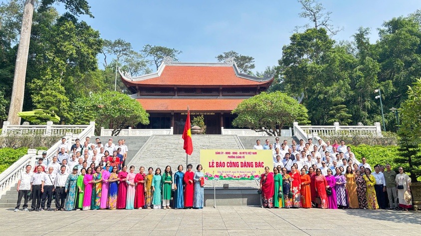 PHƯỜNG GIẢNG VÕ TỔ CHỨC LỄ BÁO CÔNG DÂNG BÁC CHO CÁN BỘ CƠ SỞ NHÂN DỊP SƠ KẾT 01 NĂM THỰC HIỆN MÔ HÌNH CHÍNH QUYỀN ĐỊA PHƯƠNG HAI CẤP