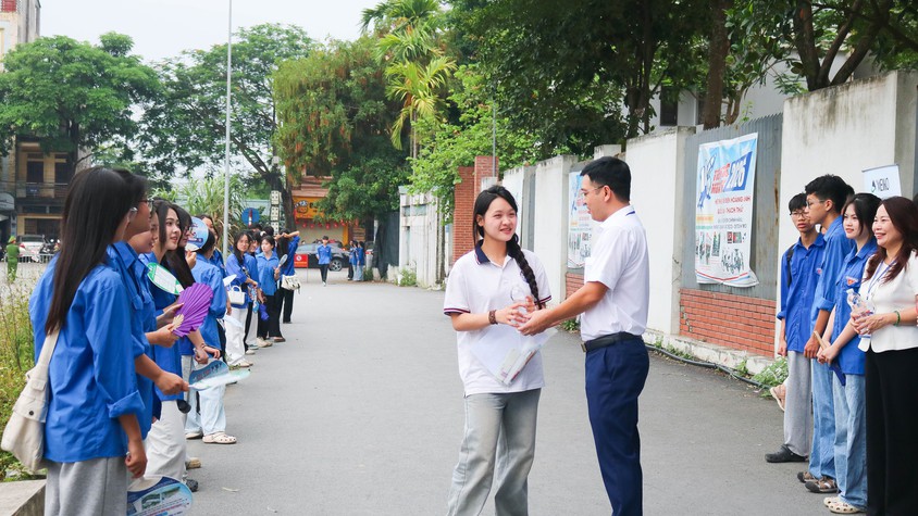 HƠN 1.680 THÍ SINH XÃ QUỐC OAI TỰ TIN BƯỚC VÀO NGÀY THI ĐẦU TIÊN KỲ THI TỐT NGHIỆP THPT NĂM 2026