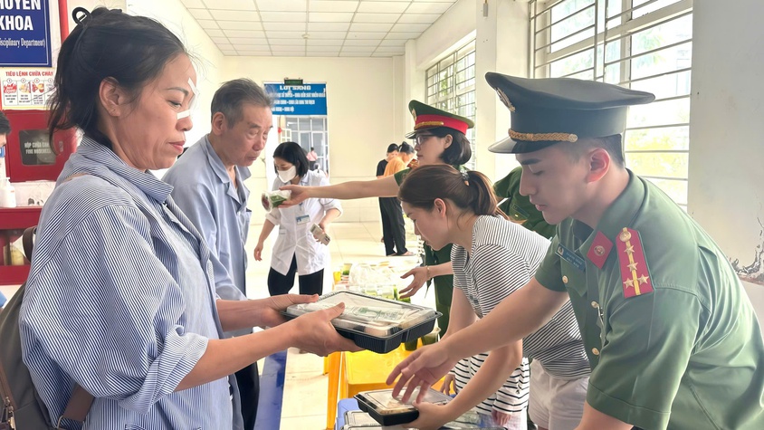 Lan tỏa yêu thương – Trao tặng 200 suất cơm miễn phí cho bệnh nhân tại Bệnh viện Đa khoa Quốc Oai
