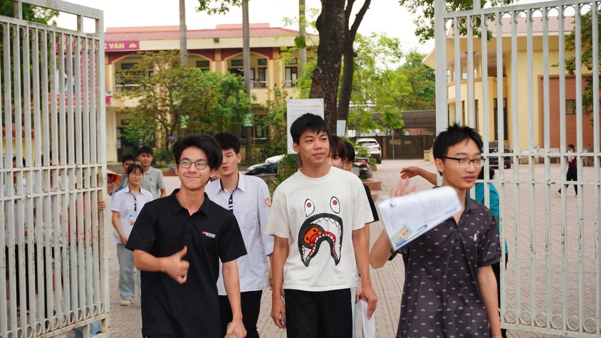 Các thí sinh phường Chương Mỹ hoàn thành môn thi đầu tiên của kỳ thi tốt nghiệp THPT năm 2026