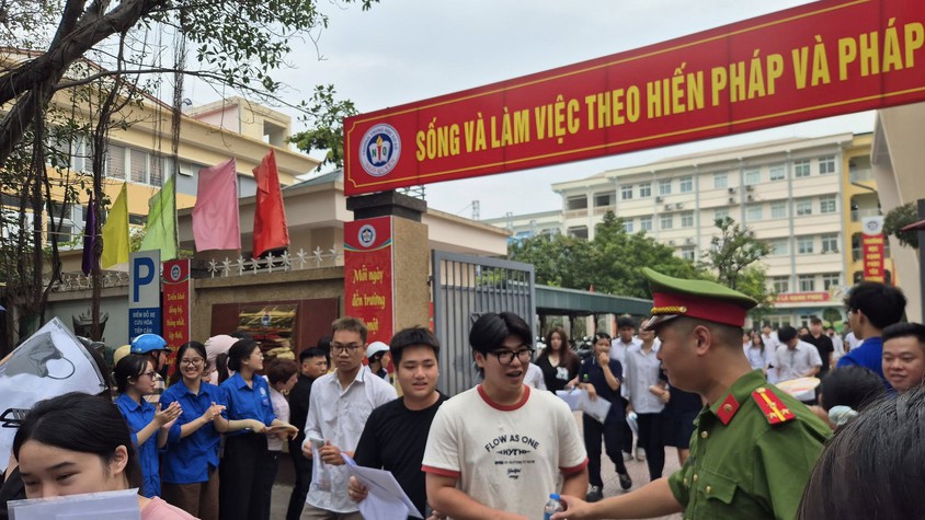 TUỔI TRẺ CÔNG AN PHƯỜNG BẠCH MAI ĐỒNG HÀNH CÙNG SĨ TỬ TRONG KỲ THI TỐT NGHIỆP THPT NĂM 2026