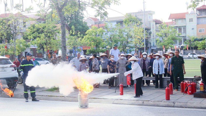 Quốc Oai tập huấn, huấn luyện nghiệp vụ PCCC và CNCH cho Nhân dân trên địa bàn các thôn: Phủ Quốc, Hoa Vôi, Đình Tổ, Du Nghệ và Ngô Sài