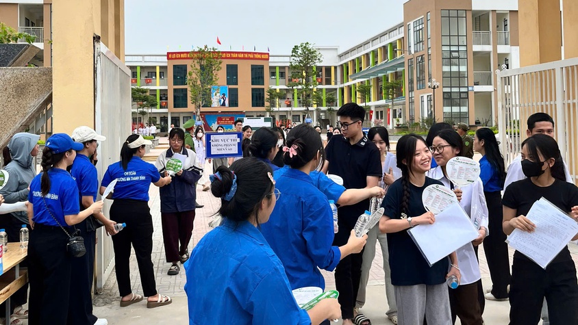 Ngày thi cuối cùng Kỳ thi tốt nghiệp THPT năm 2026 tại điểm thi trên địa bàn xã Phú Nghĩa diễn ra an toàn, nghiêm túc