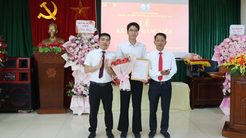08 HỌC SINH ƯU TÚ TRƯỜNG THPT PHAN HUY CHÚ – QUỐC OAI VINH DỰ ĐƯỢC KẾT NẠP VÀO ĐẢNG