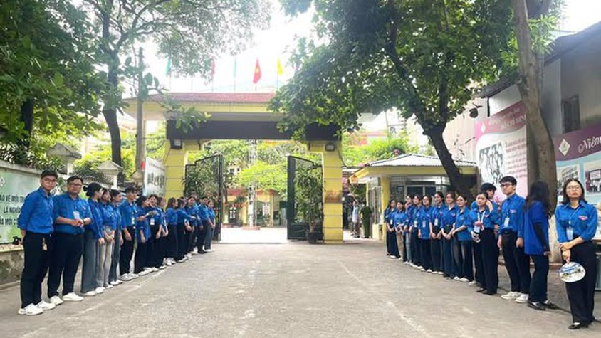 Gần 100 lượt Đoàn viên thanh niên Tương Mai ra quân tiếp sức sĩ tử trong ngày thi chính thức đầu tiên