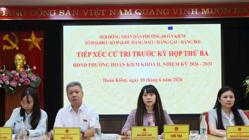 Đại biểu HĐND phường Hoàn Kiếm tiếp xúc cử tri trước Kỳ họp thường lệ giữa năm 2026