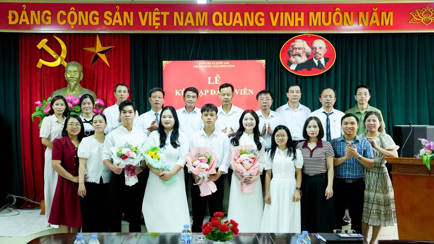 Trung tâm GDNN-GDTX Quốc Oai vinh dự có 4 em học sinh được đứng trong hàng ngũ của Đảng