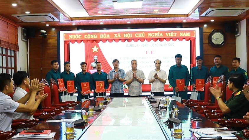 Xã Mỹ Đức 8 công dân hoàn thành thực hiện nghĩa vụ quân sự tại ngũ trong thời bình và kết nạp 8 dân quân thường trực năm 2026
