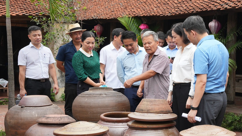 PHÓ CHỦ TỊCH UBND THÀNH PHỐ HÀ NỘI KHẢO SÁT CÔNG TÁC QUẢN LÝ, BẢO TỒN, TÔN TẠO VÀ PHÁT HUY GIÁ TRỊ DI TÍCH LÀNG CỔ Ở ĐƯỜNG LÂM