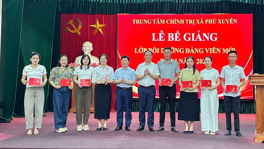 Bế giảng lớp bồi dưỡng lý luận chính trị cho đảng viên mới kết nạp đợt I năm 2026