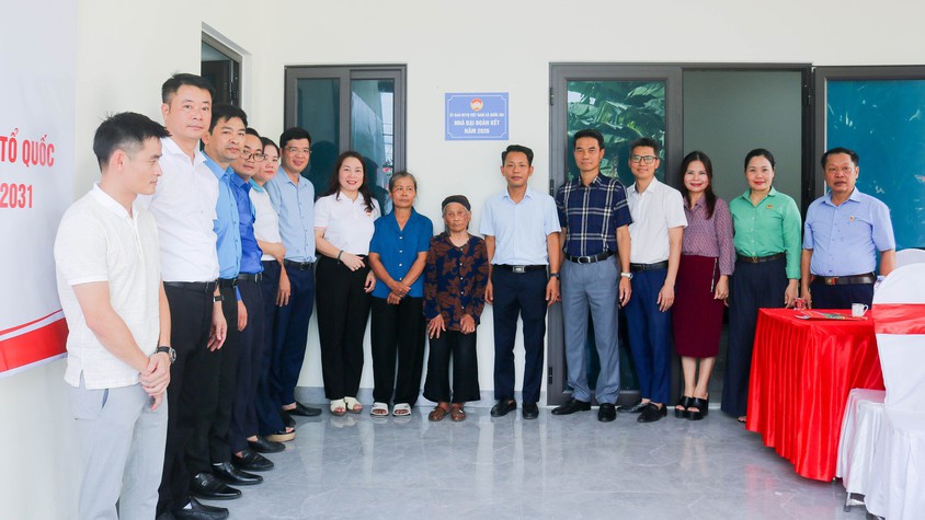 MTTQ xã Quốc Oai bàn giao nhà Đại đoàn kết cho gia đình vợ liệt sĩ có hoàn cảnh khó khăn