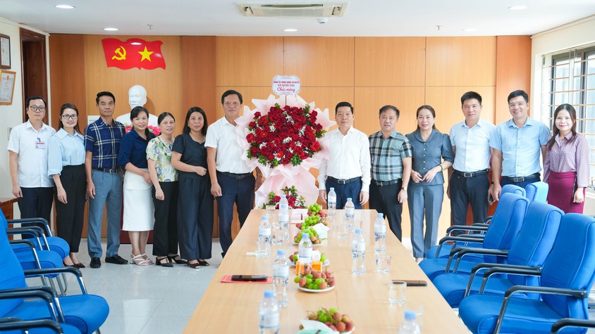 Lãnh đạo xã Quốc Oai chúc mừng đội ngũ làm công tác báo chí, truyền thông nhân kỷ niệm 101 năm Ngày Báo chí Cách mạng Việt Nam
