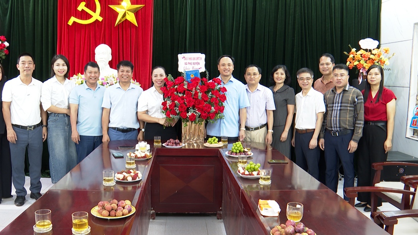 Lãnh đạo xã Phú Xuyên chúc mừng Trung tâm Dịch vụ tổng hợp nhân kỷ niệm 101 năm Ngày Báo chí Cách mạng Việt Nam
