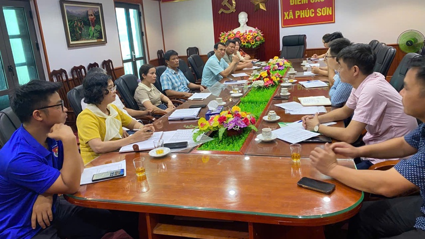 LÃNH ĐẠO NHCSXH PHÒNG GIAO DỊCH MỸ ĐỨC LÀM VIỆC VỚI CÁC TỔ CHỨC CHÍNH TRỊ - XÃ HỘI VỀ ĐỊNH HƯỚNG SẮP XẾP, KIỆN TOÀN TỔ TIẾT KIỆM VÀ VAY VỐN SAU SẮP XẾP TỔ CHỨC LẠI THÔN.