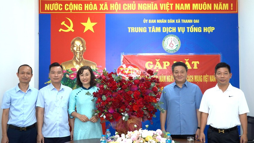 CÁC ĐỒNG CHÍ LÃNH ĐẠO XÃ THĂM, CHÚC MỪNG TRUNG TÂM DỊCH VỤ TỔNG HỢP NHÂN NGÀY BÁO CHÍ CÁCH MẠNG VIỆT NAM